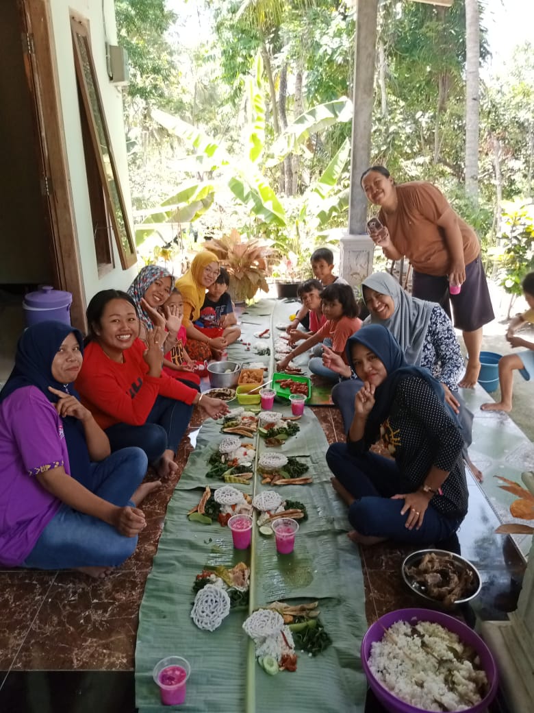 Jaga Kekompakan, Kader Selo Timur Adakan Kegiatan Makan Bareng Sego Liwet
